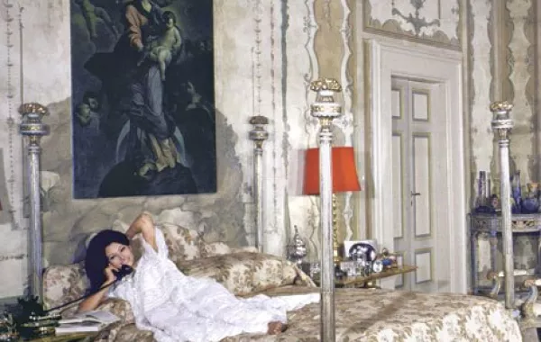 أساطير عالم هوليوود في منازلهم