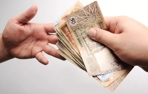 ما حكم أن يخرج والدي عني زكاة الفطر؟