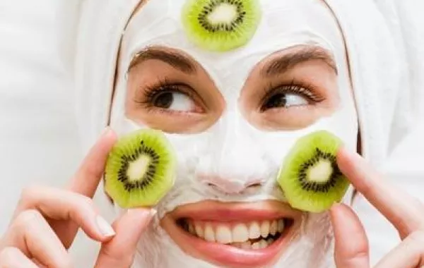 مزيج الكيوي والفراولة لتدليل بشرة الوجه