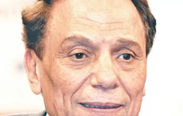 ماذا يفعل عادل إمام مع السيّاح الأجانب في الأقصر؟