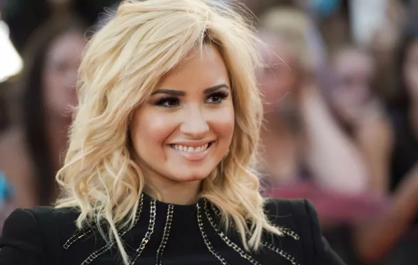 Demi Lovato تفقد والدها وتنسحب على الفور من X factor