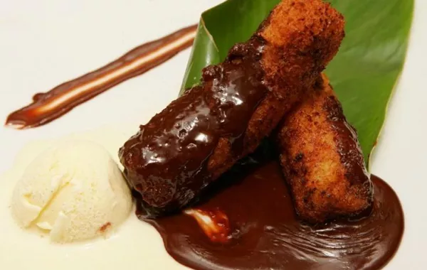 الموز المقلي مع صلصة الشوكولاتة