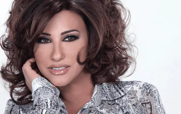 في Arabs got talent علي جابر يصوّر نجوى كرم بكاميرته ويعانقها مرتين بحرارة