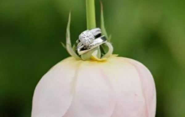 10 أفكار طريفة لصور خاتم الزفاف!