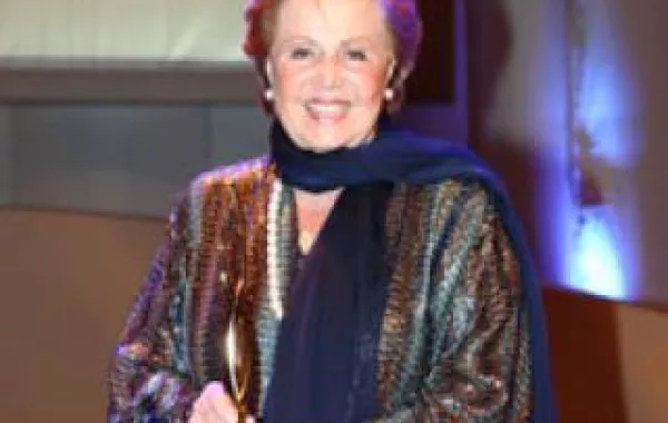 سعاد الجفالي بفوز بجائزة الأعمال الخيرية