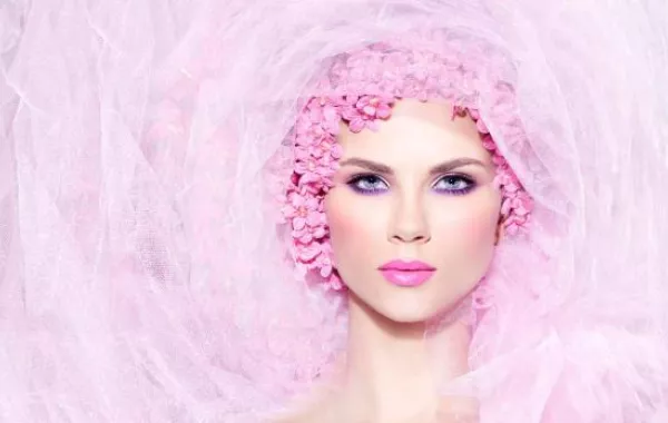 مكياج الأزهار بأنامل خبيرة تجميل"سيدتي نت"