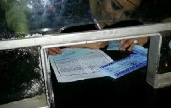 بالصورة...راندا البحيري تبيع تذاكر فيلمها