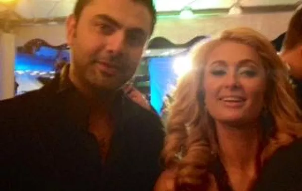 هذا سر الورقة التي دستها Paris Hillton في يدّ محمد كريم