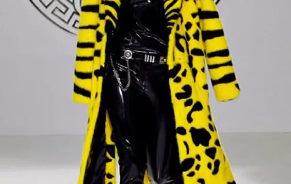 هل ستبيع دار Versace حصة منها في أكتوبر؟