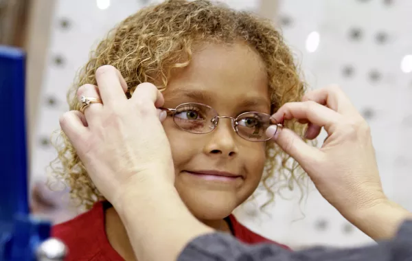 نصائح لنظارة طفلك الطبية