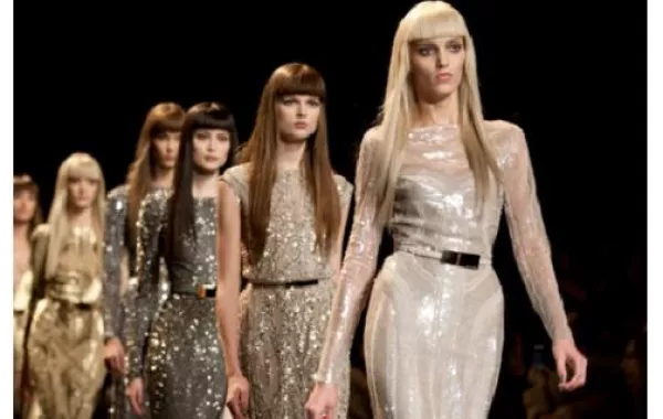 ميلان تودع عروض أسبوع الموضة وباريس تستقبلها