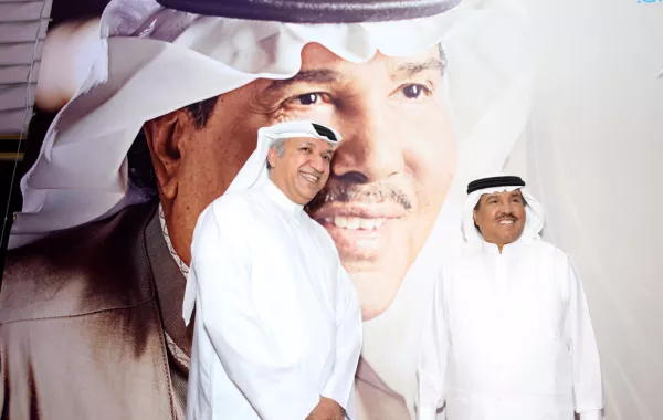 محمد عبده يمازح وسائل الإعلام.. وسوالف على العشاء