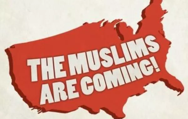 "المسلمون قادمون".. لتغيير النظرة السلبية عن المسلمين بطريقة كوميدية