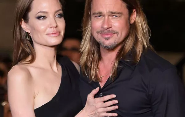 Angelina تهدي Brad جزيرة! 