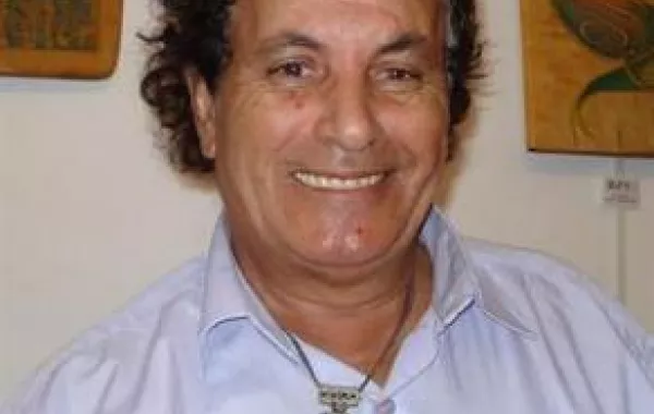 حسن ميكري يعتزل الغناء