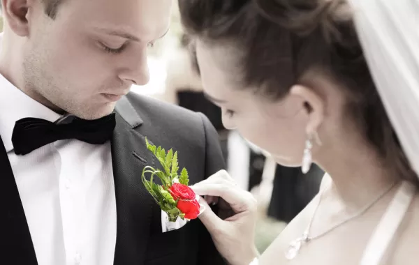 كيف يختار العريس ربطة العنق المناسبة لبذلته؟