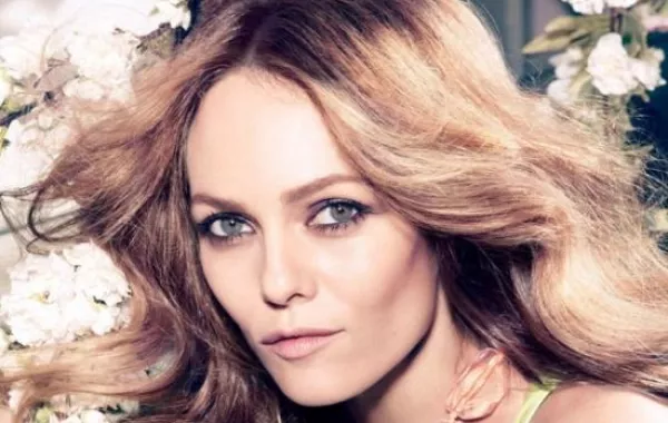 فينيسا باراديس هي نجمة اعلانات الخط الجديد من H&M