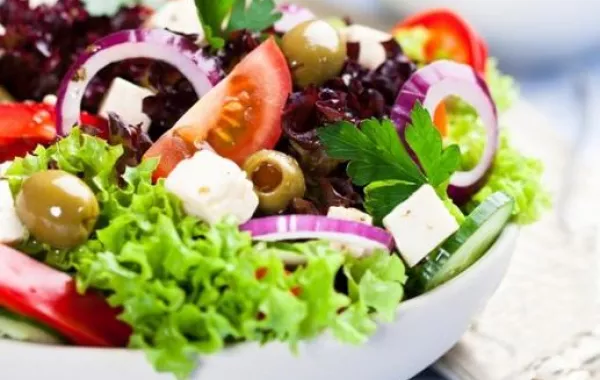 3 أطباق ملوّنة من  السلطات