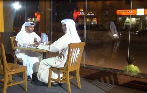 أحمد بوخاطر يعالج القضايا الإنسانية