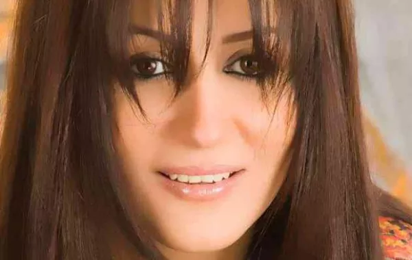 وفاء عامر تلازم زوجها في المستشفى