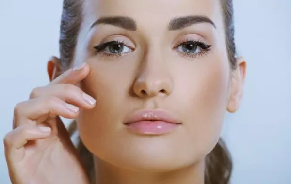 ماذا تضعين على وجهك قبل مساحيق التجميل؟