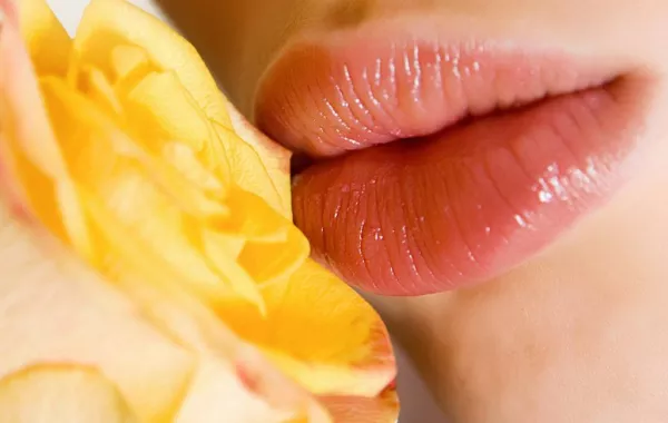 زيت الزَّيتون والسكَّر لشفاه مخمليَّة