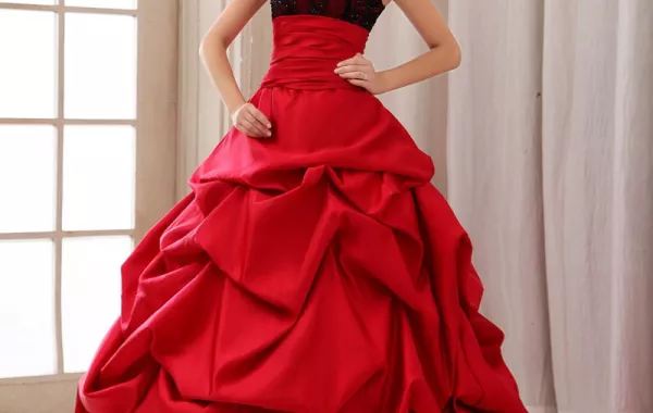 فساتين زفاف بألوان العلم الإماراتي!