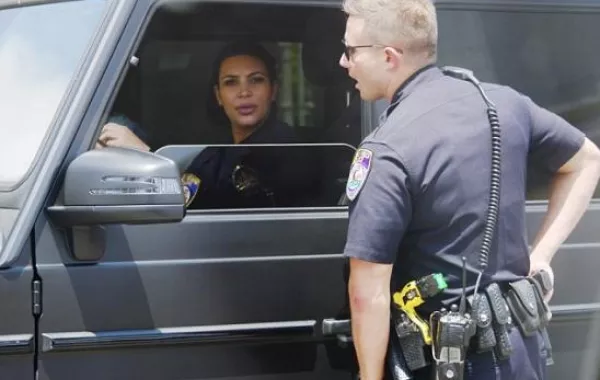 الشرطة توقف Kim Kardashian وعلاقتها متوترة مع Kanye