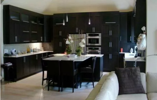 اختاري ديكور مطبخك بألوان غامقة