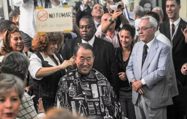 هل يقصّ Ban Ki-moon شعره في صالون نسائي؟