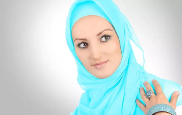 كيف تحصلين على إطلالة نيون ناجحة بالحجاب؟