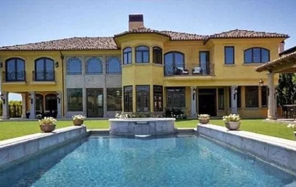 في منزل Kim Kardashian الجديد حمّام من ذهب وصالون شعر