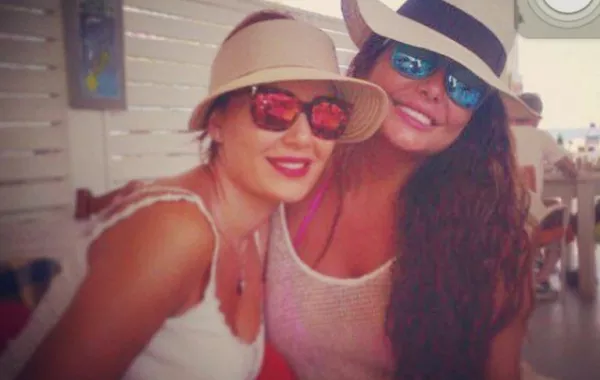 إجازة في "سانتوريني" على طريقة سيرين عبد النور