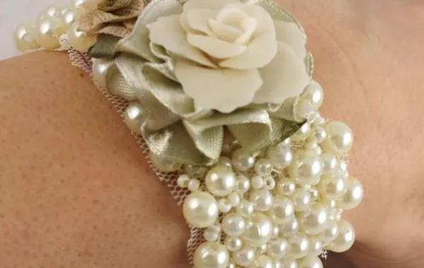 أساور الورد: هل تناسب إطلالتك يوم زفافك؟