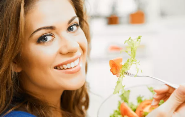 تغلّبي بالغذاء على التوتر قبل موعد الحيض