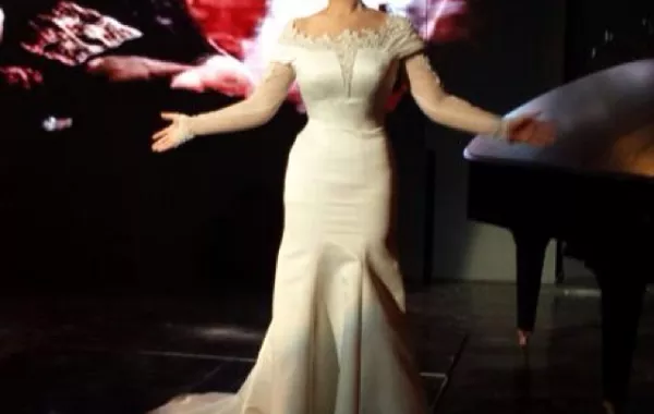 نجمات أصبن بهوس ارتداء فساتين الزفاف!