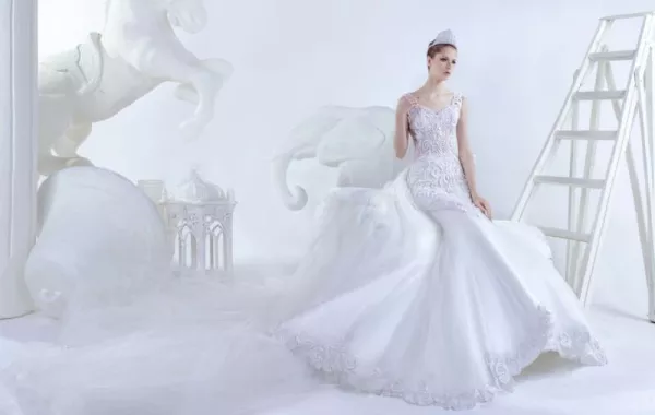 تميّزي بفساتين السهرة والأعراس للمصمّمة منى المنصوري