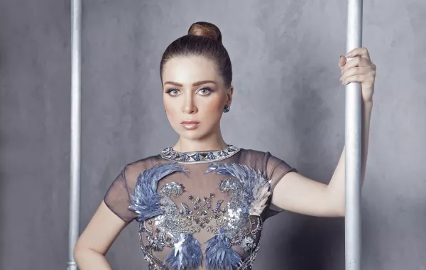 تابعوا فيديو كواليس تصوير غلاف "سيدتي" مع مي عز الدين