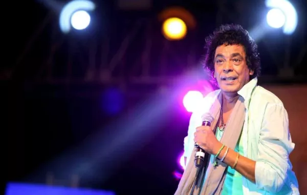 محمد منير يشعل مسرح "القرية العالمية" بدبي .. ويغني بالخليجي!