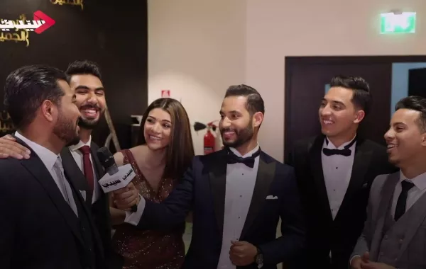 متسابقو (الزمن الجميل) في وصلة غناء ومزاح مع المتسابق السعودي موسى معيدي بميكروفون سيدتي