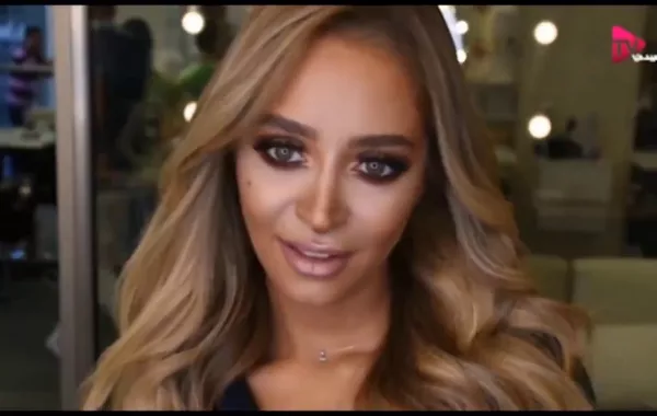 روزينا لاذقاني بإطلالة أبرزت جمالها وثقتها بنفسها خلال تصوير غلاف مجلة "سيدتي"