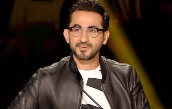 أحمد حلمي يتحدث عن والده الراحل.. ويعلق على منع «المهرجانات»