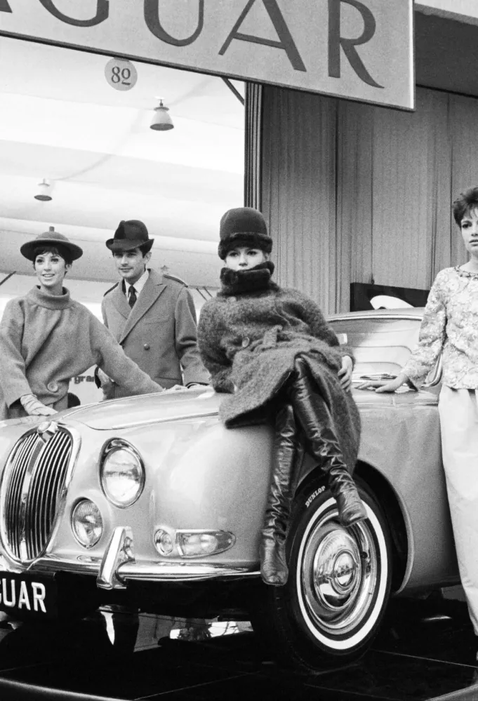 عرض أزياء للمصمم بيار كاردان عام 1963 من وحي سيارة جاغوار Jaguar "S"- مصدر الصورة AFP