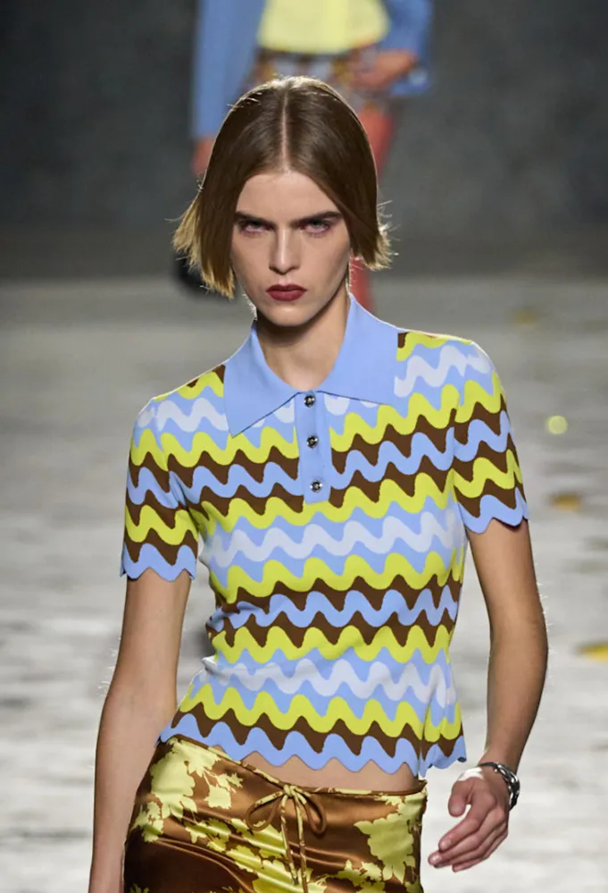 قميص من فيرساتشي Versace- الصورة من Launchmetrics/Spotlight ©