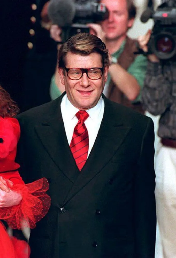 إيف سان لوران (French fashion designer Yves Saint Laurent). مصدر الصورة: PATRICK KOVARIK / AFP