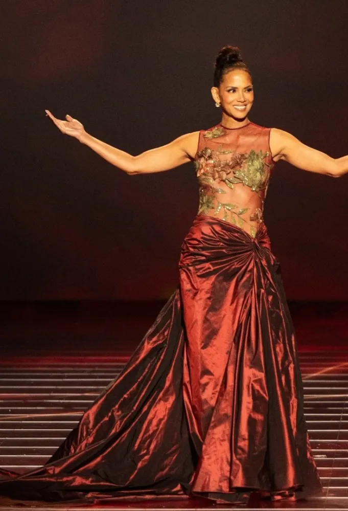 هالي بيري Halle Berry من عرض1001 موسم  لإيلي صعب في الرياض