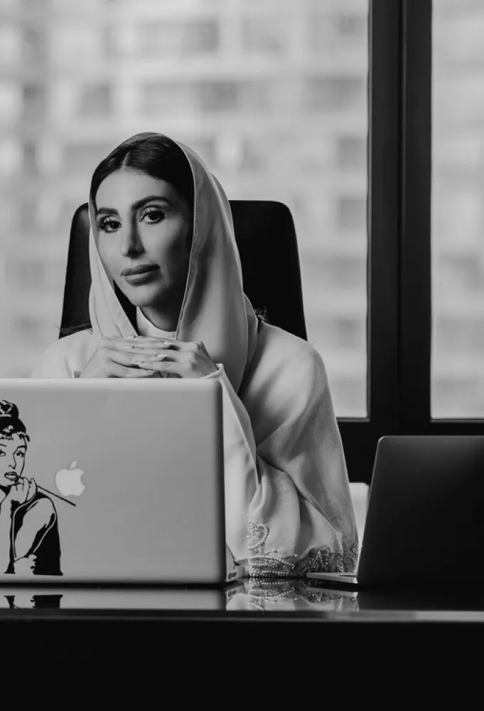 مصممة الأزياء الإماراتية شريفة الشارف الهاشمي مؤسسة علامة Onori – الصورة من العلامة