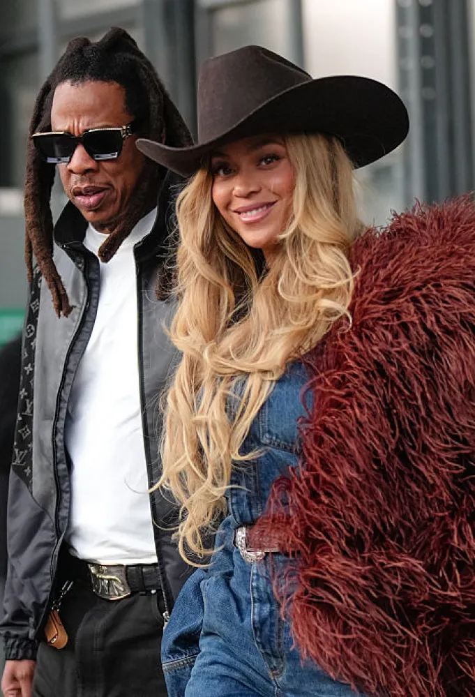 الثنائي بيونسيه Beyonce وجاي زي Jay Z خلال عرض لويس فويتون لصيف 2026- (مصدر الصورة Edward Berthelot/Getty Images)