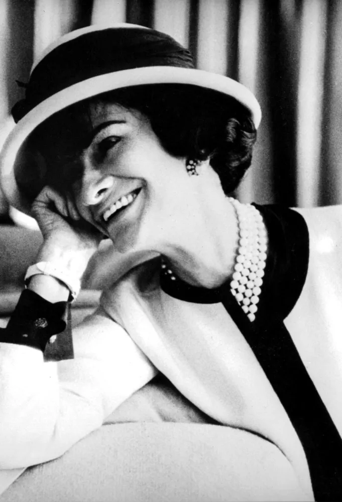 المصممة كوكو شانيلCoco Chanel  في بداية الخمسينيات- (مصدر الصورة ( Apic/Getty Images