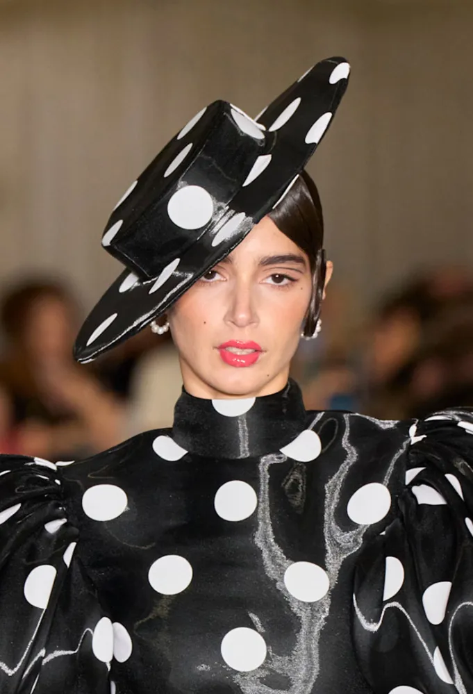 قبعة من كريستيان سيريانو Christian Siriano - الصورة من Launchmetrics/Spotlight ©